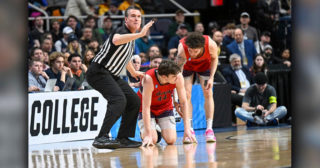 UConn rolls past Saint Mary’s into Sweet 16