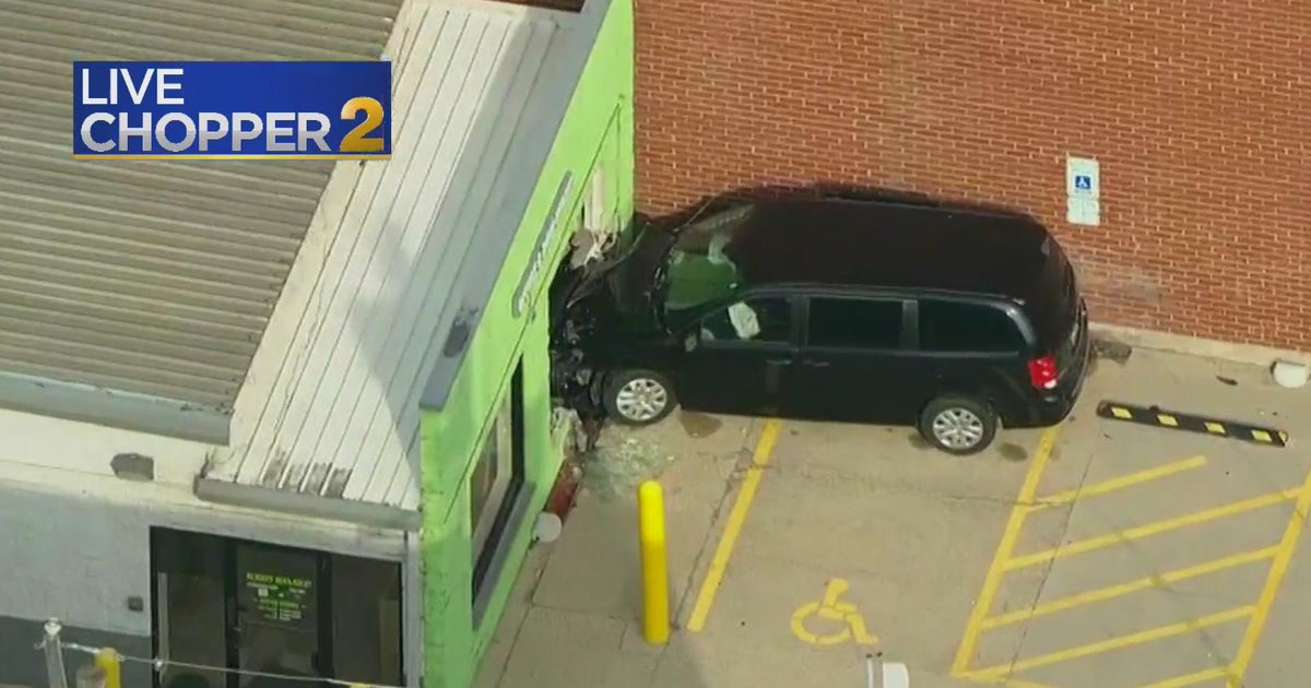 Minivan slams into building in Bucktown - CBS Chicago