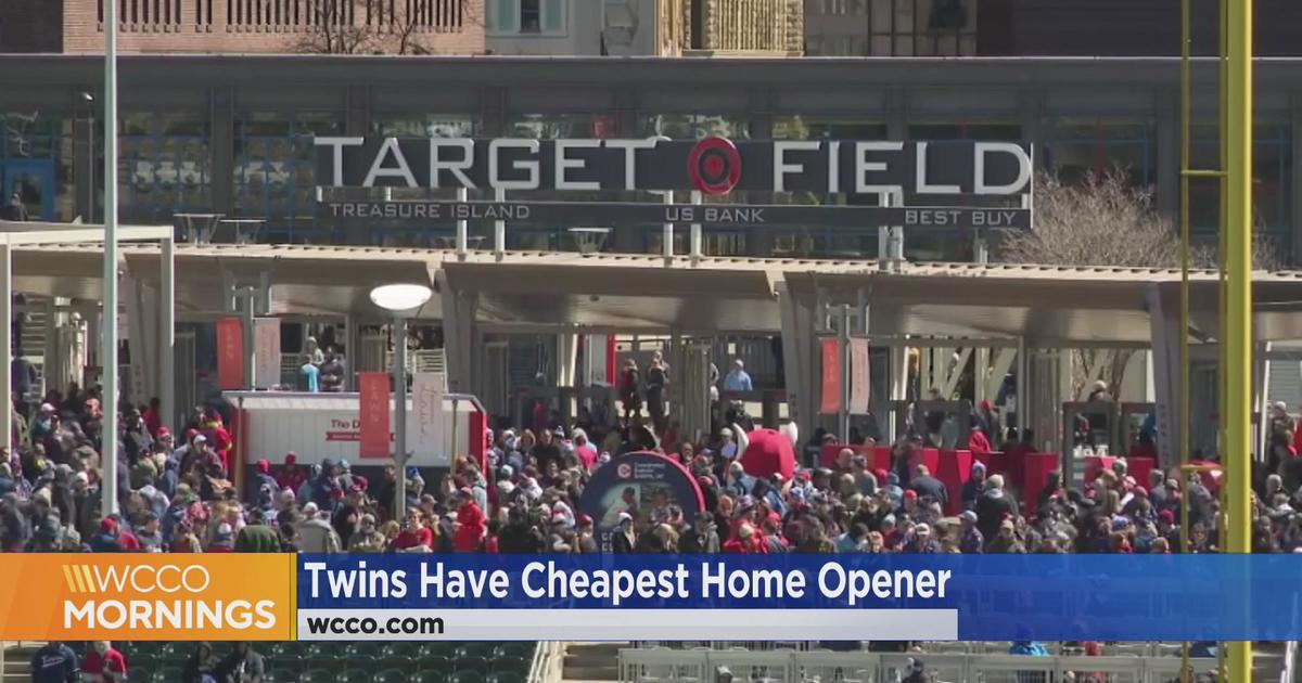 Minnesota Twins donate new gear to local high school baseball, softball  teams - CBS Minnesota