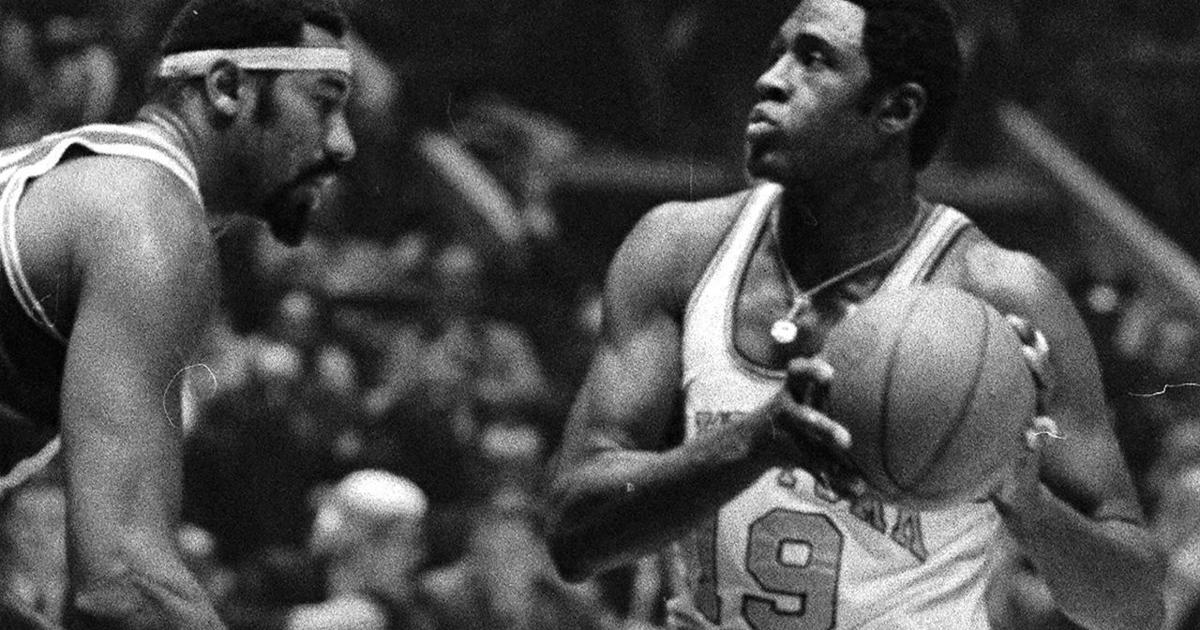 Why is there a No. 19 ribbon on Knicks jersey? New York honors recently  passed Hall of Famer Willis Reed