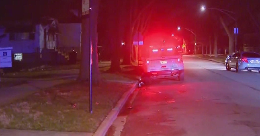 Girl, 14, shot while inside home in West Pullman - CBS Chicago