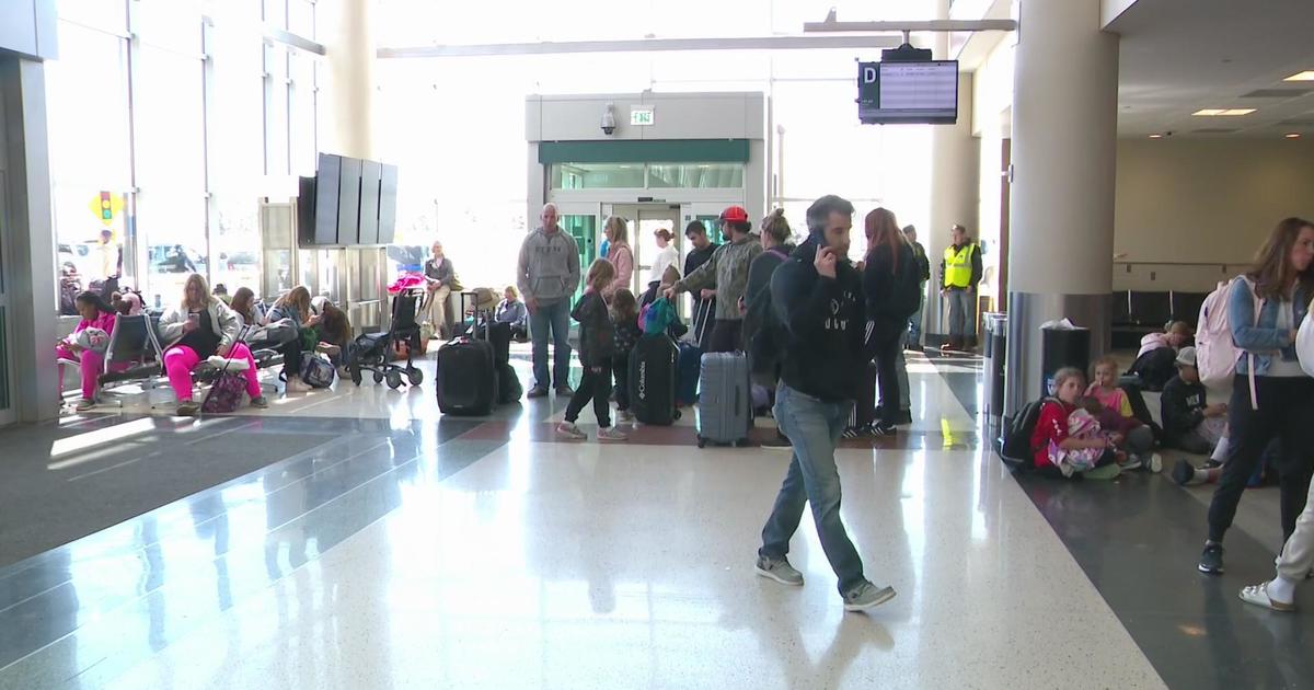 Pelancong bandara MSP menghadapi antrean panjang, pembatalan, dan penundaan