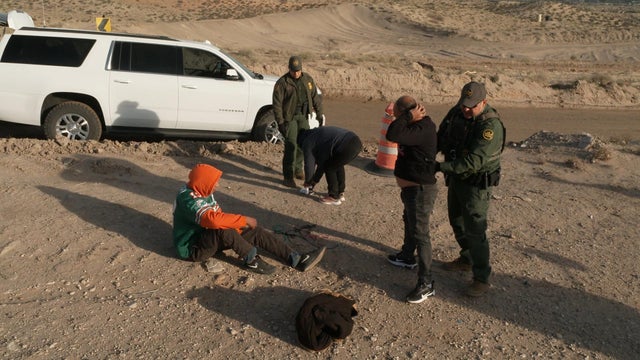 mayorkas-2-customs-and-border-patrol-agents-apprehending-illegal-migrants.jpg 