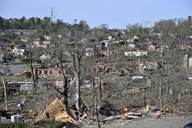 Tornadoes that ravage US kill at least 26 