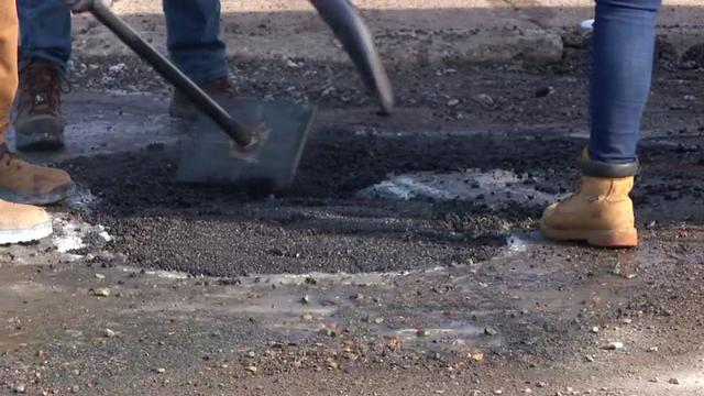 6p-pkg-pothole-fixes-2-wcco35b2.jpg 