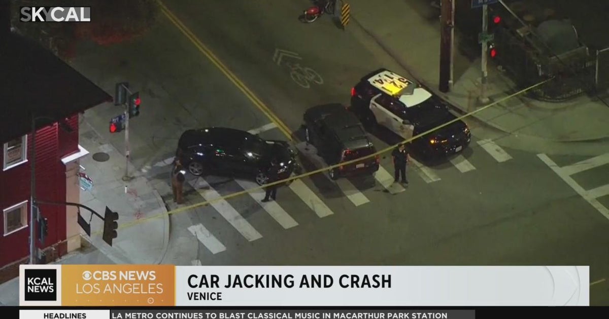 Santa Monica police search for suspects involved in two carjackings