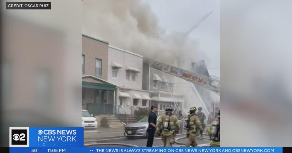 Fire spreads to 3 homes in Jersey City - CBS New York