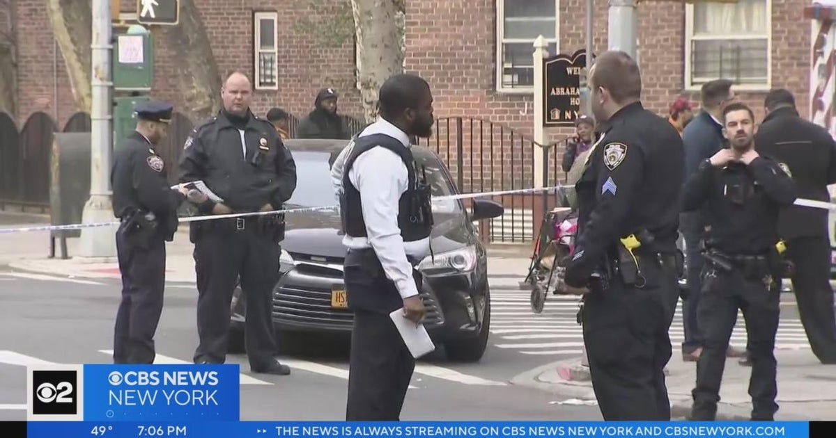 Police investigate deadly shooting in East Harlem - CBS New York