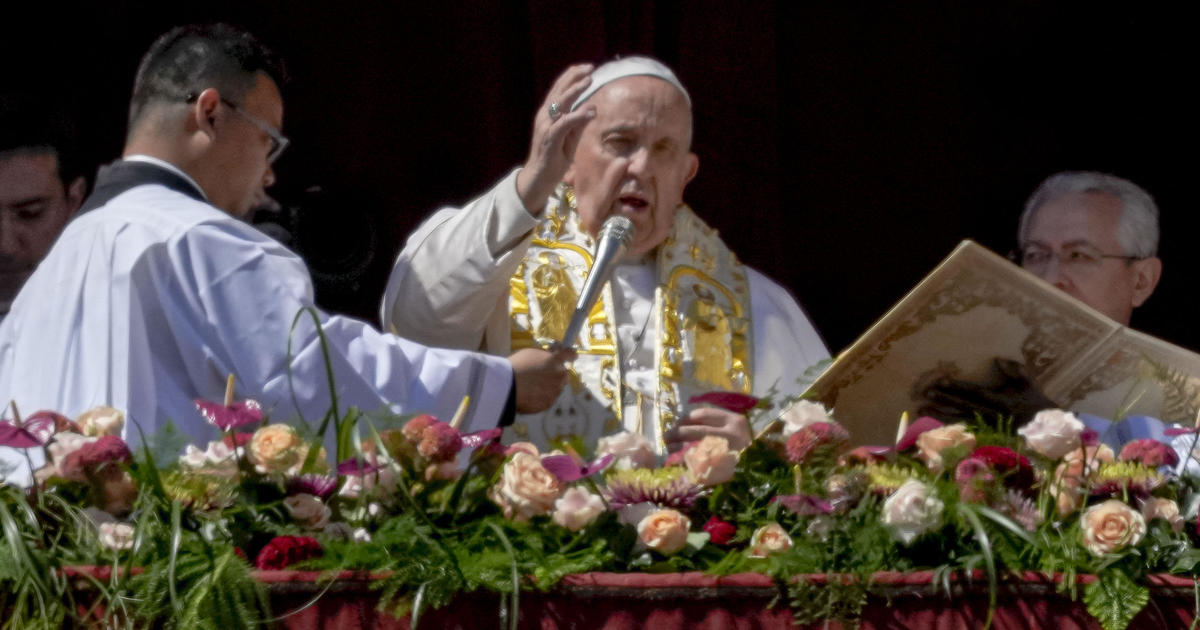 Papież Franciszek przewodniczy Mszy Świętej w Niedzielę Wielkanocną przed wielkimi tłumami na Placu Watykańskim