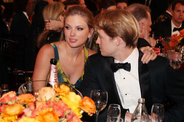 Taylor Swift and Joe Alwyn astatine nan 2020 Golden Globe Awards 