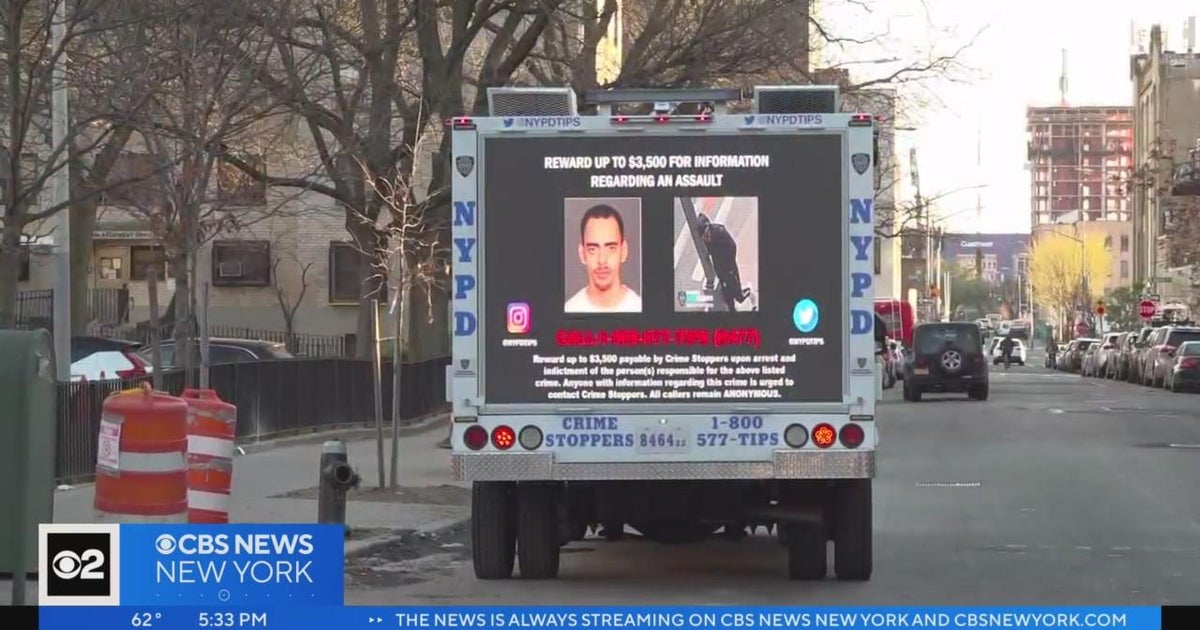 Police continue searching for suspect in Brooklyn stabbings - CBS New York