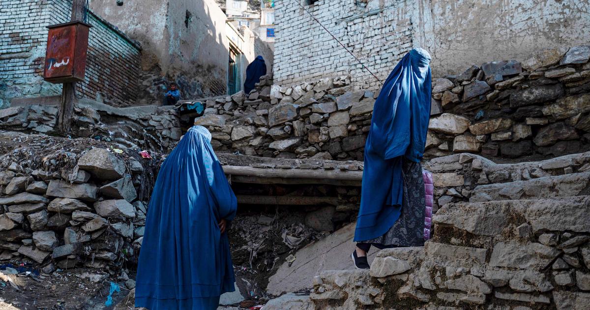 Талибаните задържаха десетки жени в Афганистан за нарушаване на правилата за носене на хиджаб с „моделиране“