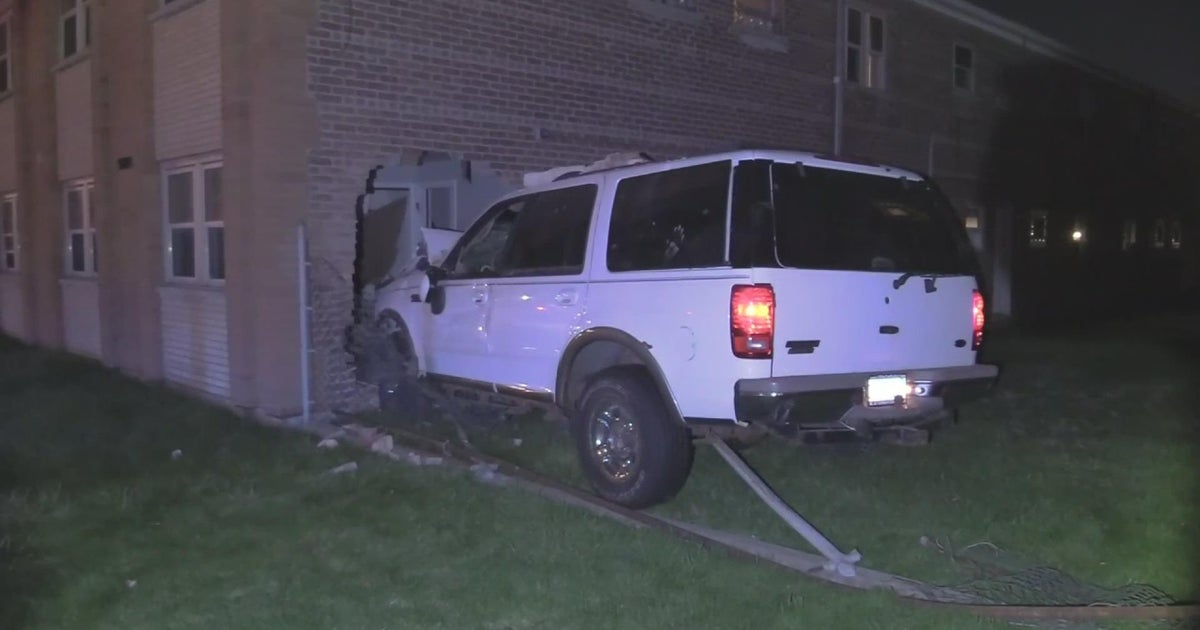 SUV slams into apartment complex in Garfield Ridge - CBS Chicago