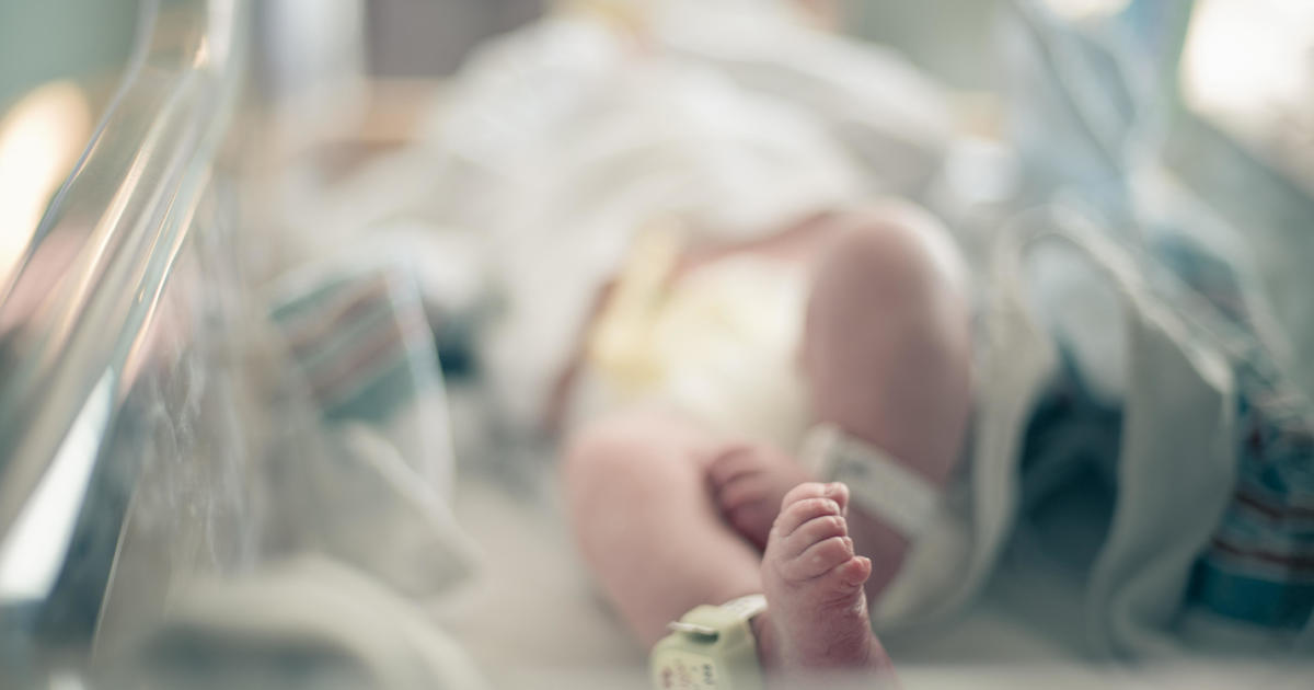 Оттеглени са обвиненията срещу медицинска сестра от Лонг Айлънд, обвинена в блъскане на 2-дневно бебе в коша