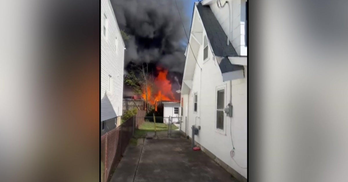 Fire spreads to 3 homes on Staten Island - CBS New York