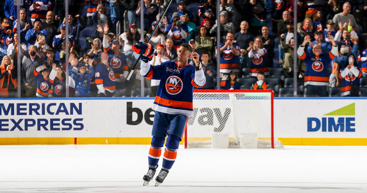 Nelson scores 2 as Isles top Canadiens, clinch playoff berth