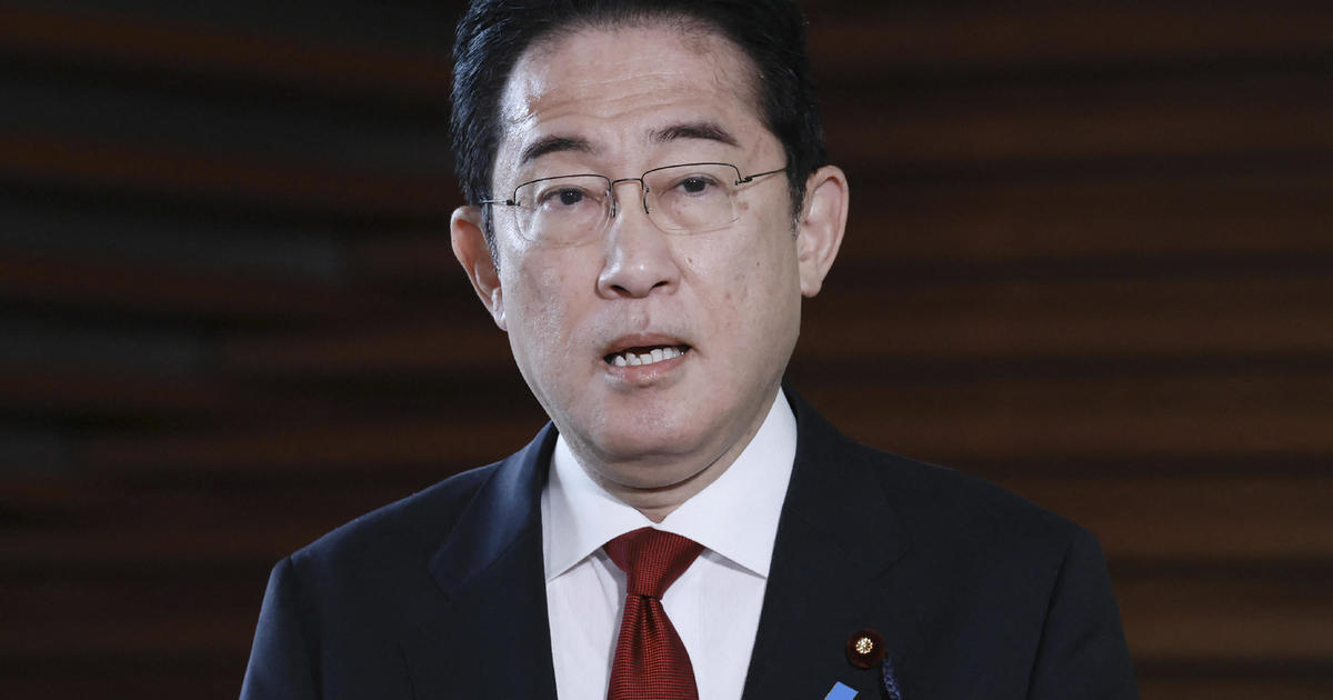Японският премиер остава невредим, след като в речта му се чу експлозия