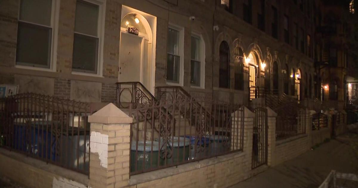 Police seek woman accused in Brooklyn home invasion, robbery - CBS New York