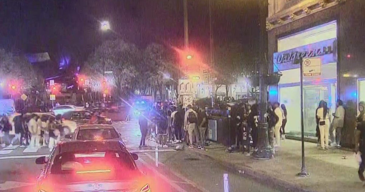 Teens shot during large crowd gathering in the Loop - CBS Chicago