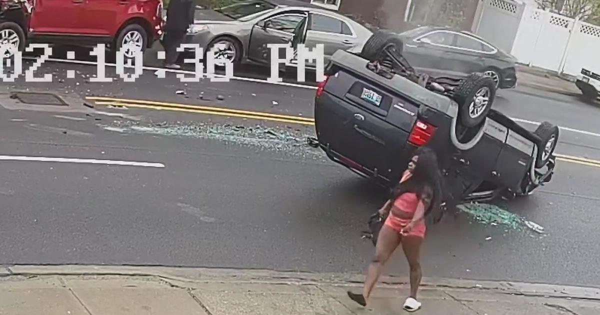 Chicago car crash today: Surveillance camera captures moments before car  split in half after 59th and Pulaski collision - ABC7 Chicago