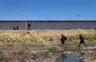Hundreds of Venezuelan migrants cross the border between Mexico and the United States 