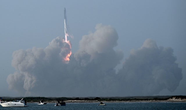 The SpaceX Starship rocket lifts off from the launchpad 