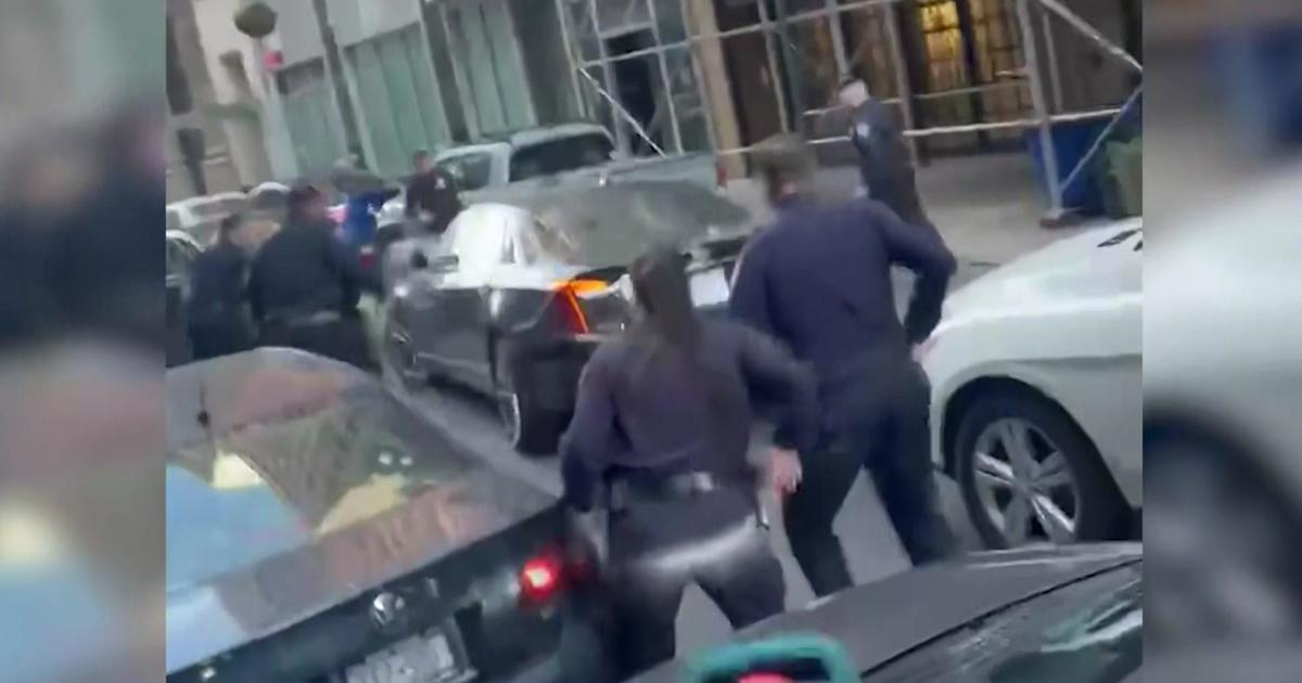 Caught On Video Car Drives On Sidewalk While Fleeing Nypd During Traffic Stop In Manhattan 7174