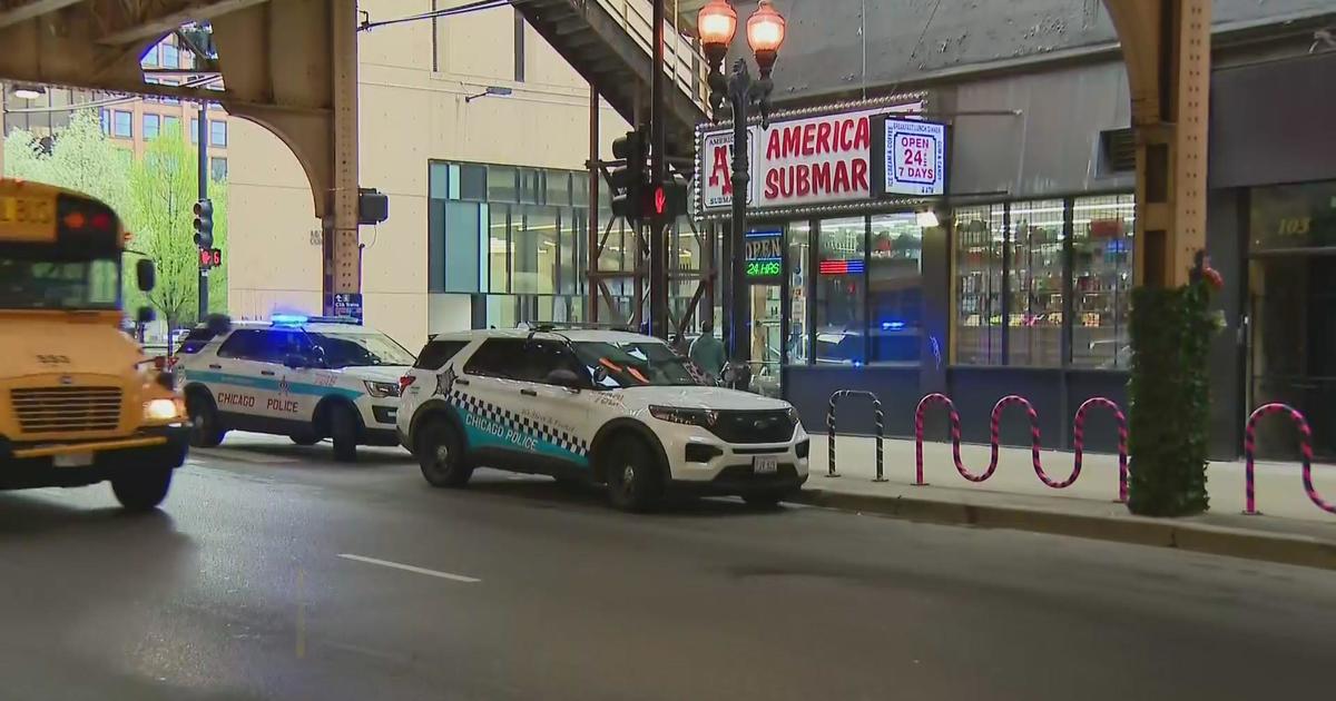 Group stabs clerk during robbery inside business in Loop CBS Chicago