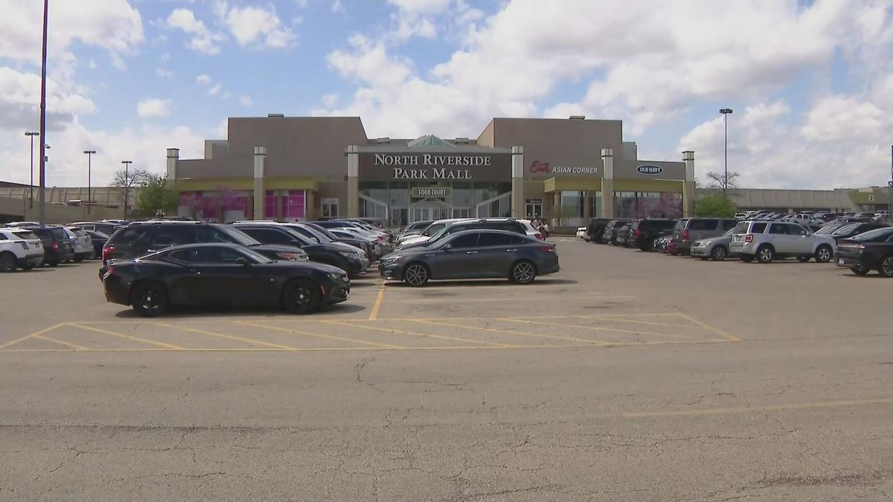 Preps for possible large crowd at North Riverside Park Mall - CBS