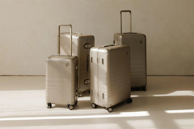 monos-luggage-beige-header.jpg 