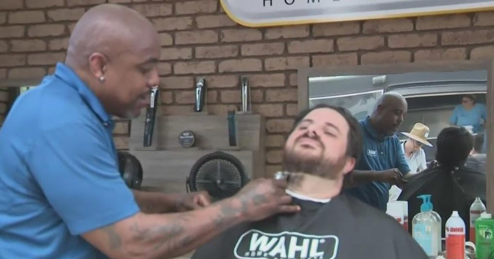Fort Lauderdale barber cuts hair whilst also performing to support these in have to have