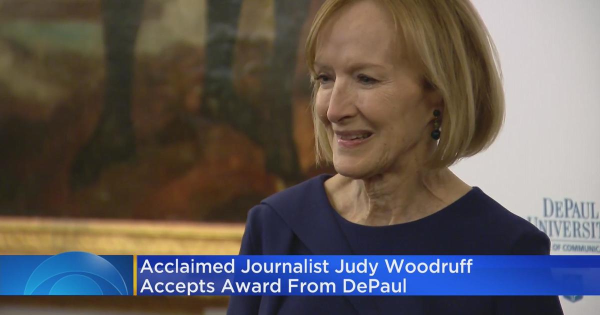 Acclaimed journalist Judy Woodruff accepts award from DePaul CBS Chicago