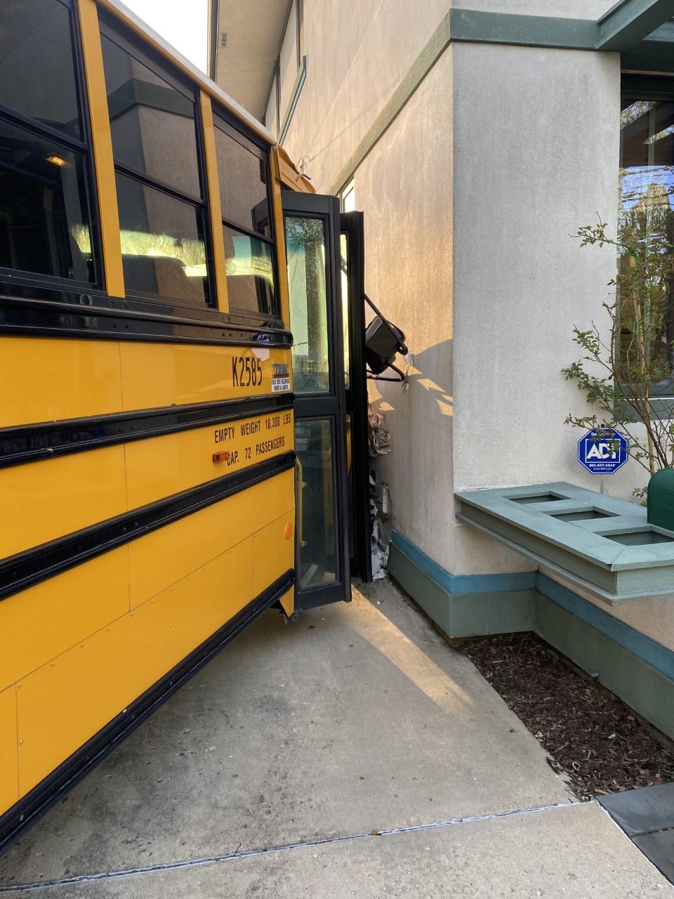ws-bus-crash-into-home.jpg 