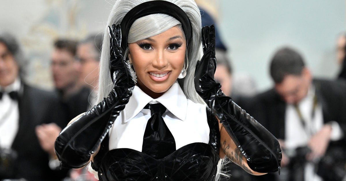A concertgoer threw a consume at Cardi B though she was accomplishing on phase, so she fought again A concertgoer threw a consume at Cardi B though she was accomplishing on phase, so she fought again