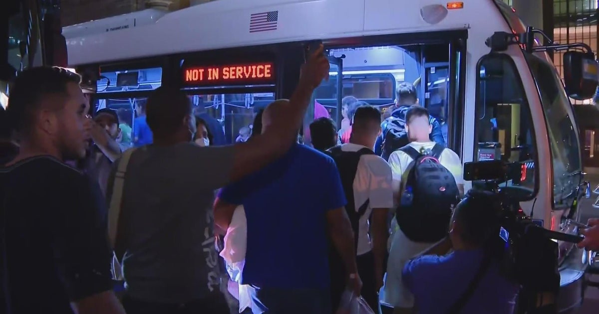 Chicago's push for aid amid surge in asylum seekers arrivals - CBS Chicago