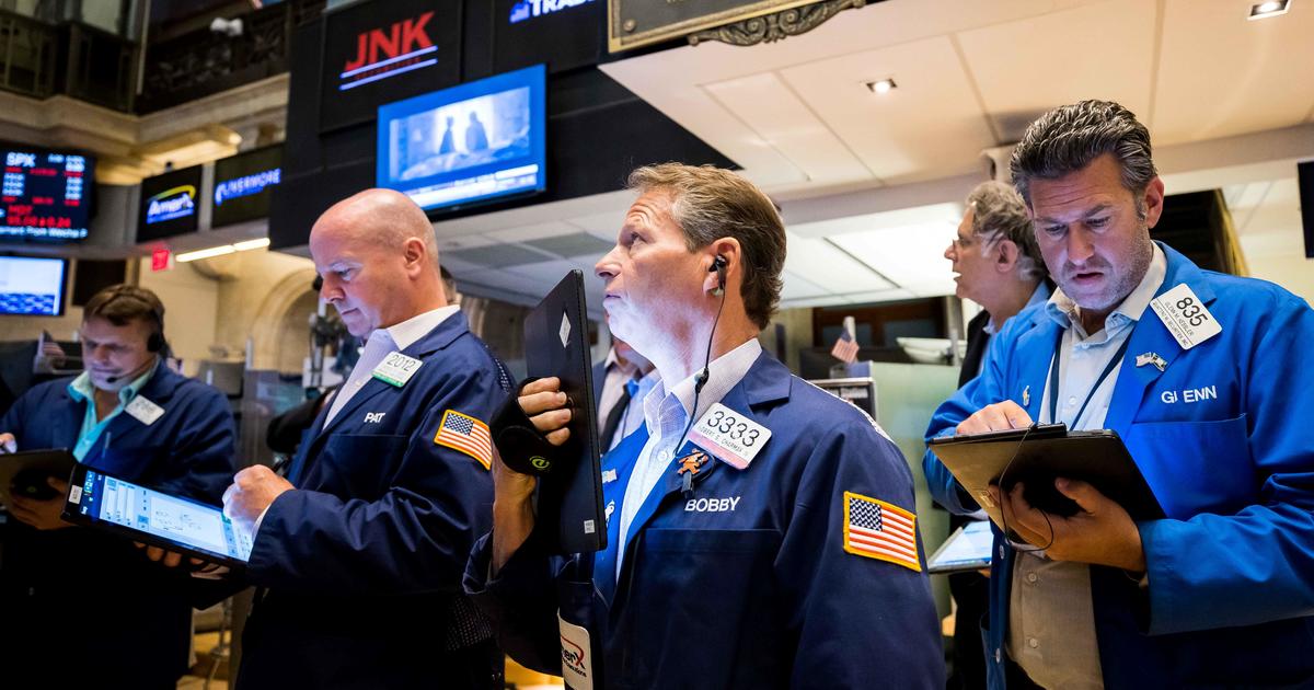 U.S. stocks fall as beleaguered banks tumble again