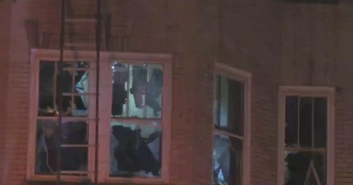 2 firefighters injured while responding to fire in Ravenswood - CBS Chicago