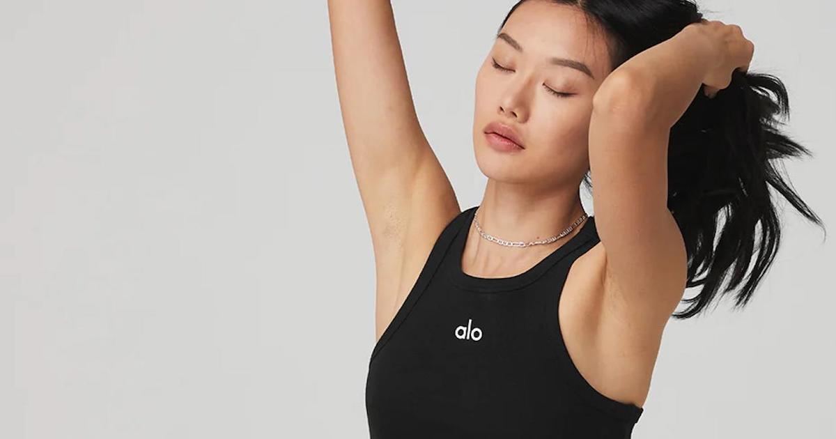 Alo Yoga is offering a rare flash sale with 30% off sitewide + free  shipping: Leggings, skirts, more
