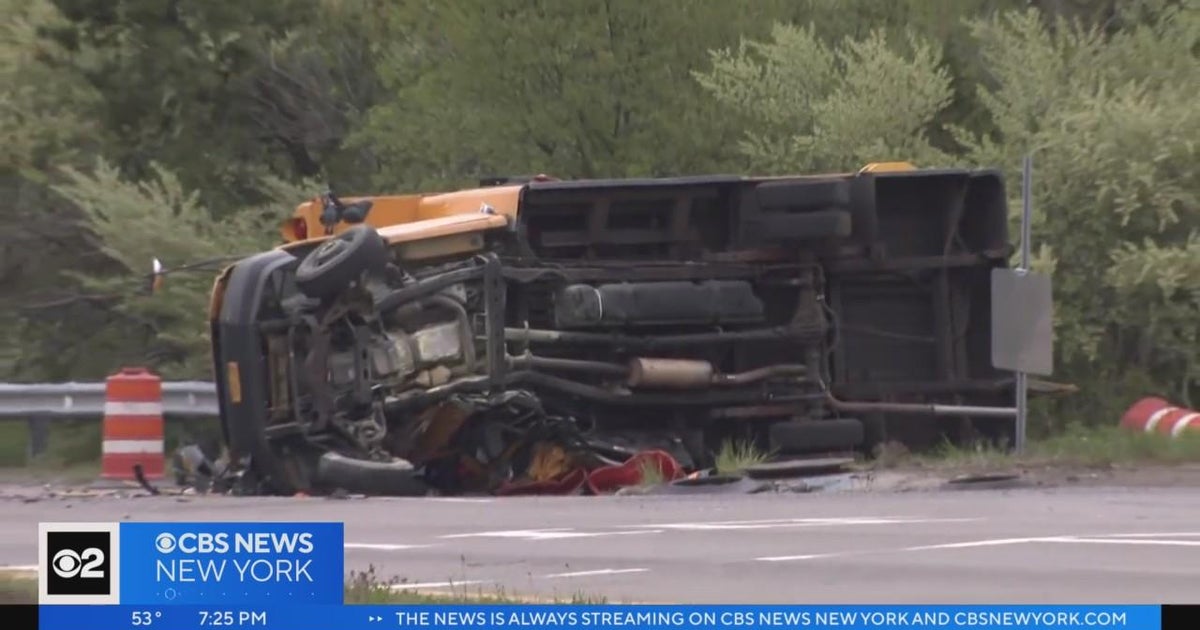 Mother, young daughter killed in crash on Long Island - CBS New York