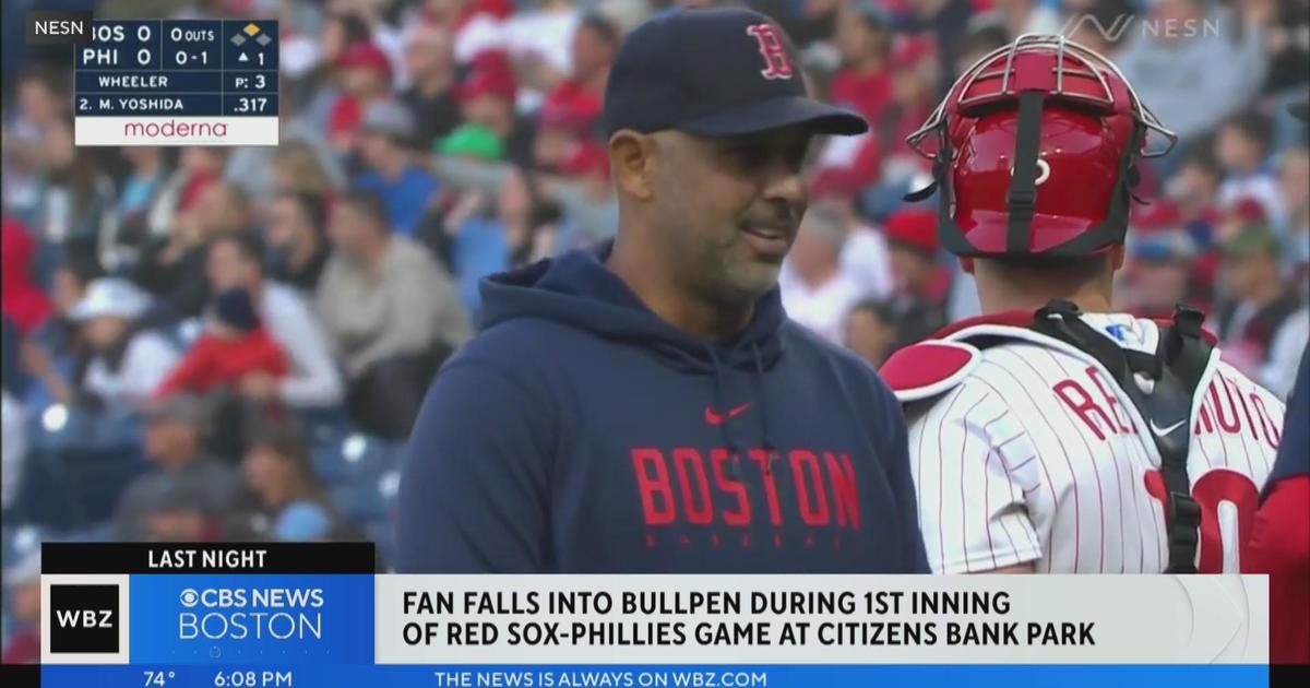 Fan falls into bullpen during first inning at Red SoxPhillies Game