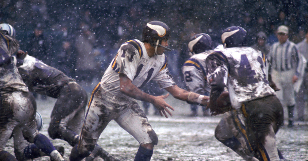 Minnesota Vikings QB Joe Kapp at line of scrimmage during game vs News  Photo - Getty Images