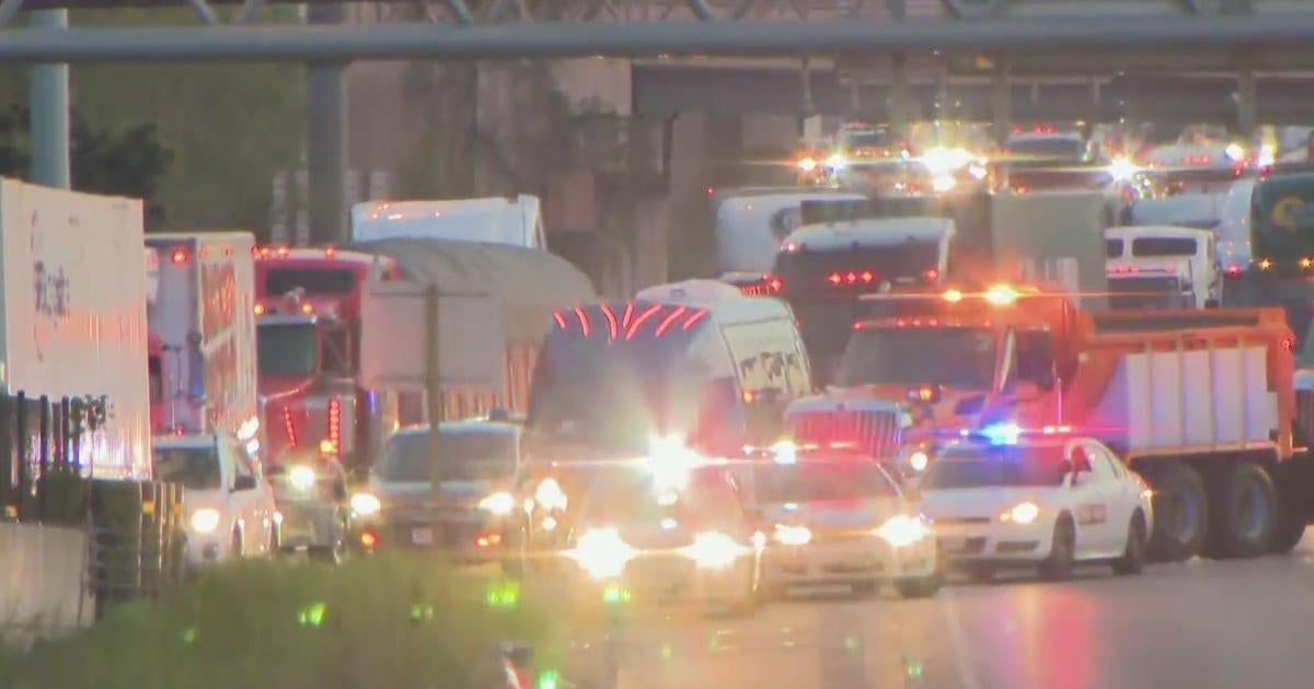 Person dead after 3-car crash on Dan Ryan Expressway - CBS Chicago