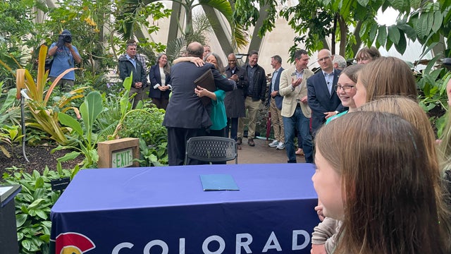 gov-polis-law-signing.jpg 