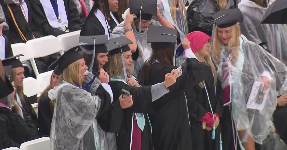CU Boulder commencement continues despite rain - CBS Colorado