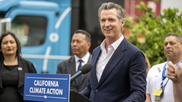 California Governor Gavin Newsom tours World Energy a low-carbon solutions provider in Paramount CA. 