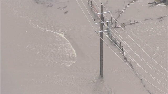 flooding-bridge-car.jpg 