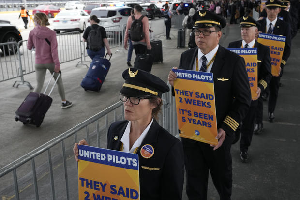 United Pilots Picketing 