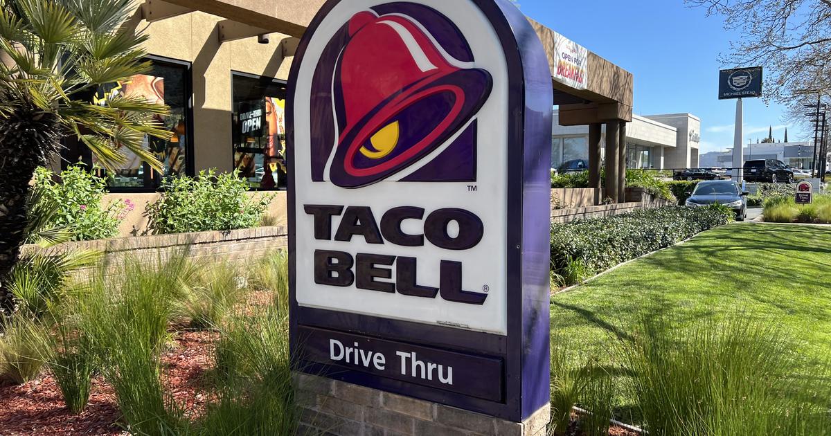 Taco Bell преувеличава колко говеждо месо използва в някои елементи от менюто, твърди дело
