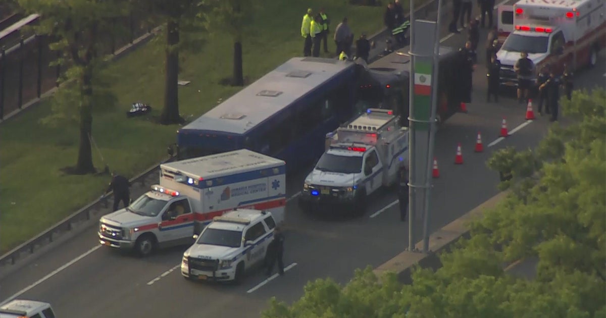 More than a dozen hurt after bus crash shuts down Van Wyck Expressway ...
