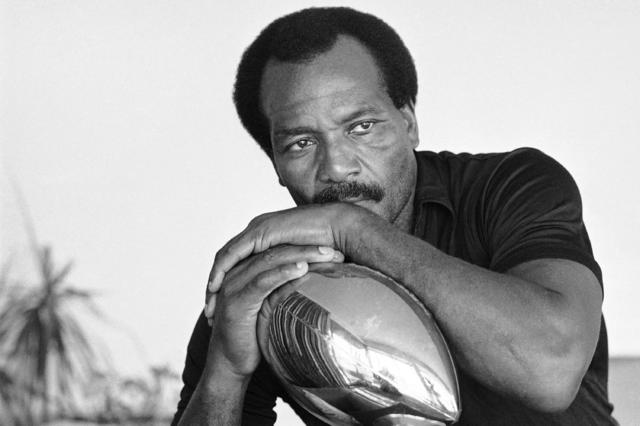 Jim Brown, Legendary NFL Running Back, Dies at 87 - WSJ